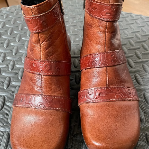 Leather Ankle boots with inside zippers and floral patterns - Picture 4 of 14